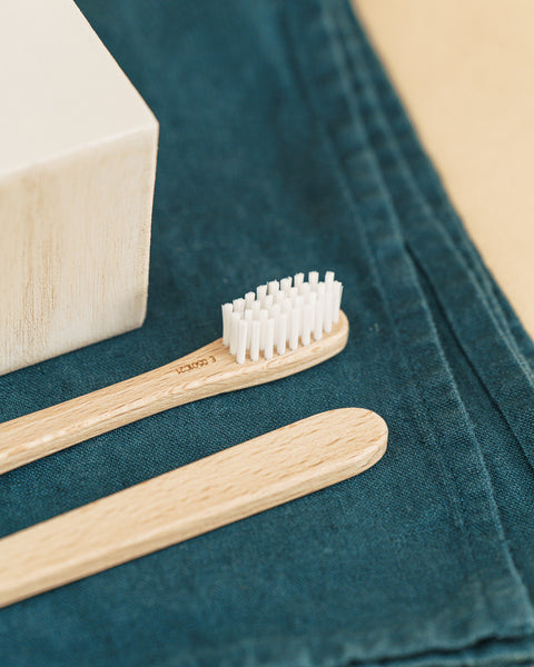 White Teeth Box - 2 toothbrushes and a chewable toothpaste
