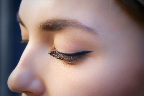 Soft and natural eye pencil with coconut oil
