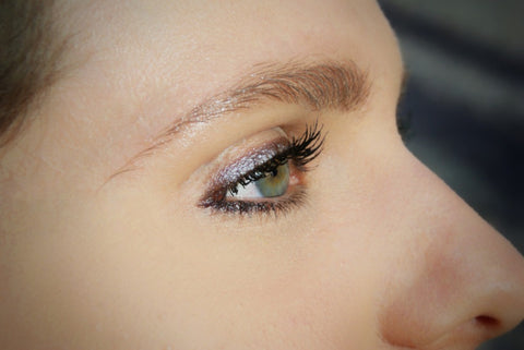 Soft and natural eye pencil with coconut oil