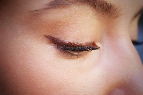 Soft and natural eye pencil with coconut oil