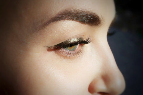 Soft and natural eye pencil with coconut oil
