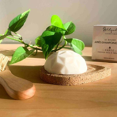 Cet après shampoing au karité est conçu pour discipliner les cheveux très secs et bouclés.