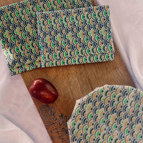Lot de 3 beewraps réutilisables My Better Way à la cire d'abeille sur planche en bois