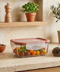 Boîte de conservation en verre écologique My Better Way dans une cuisine style finca provençale avec pot de basilic