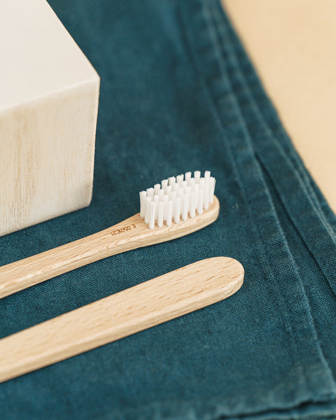 Coffret Dents Blanches -  2 Brosses à dents et un dentifrice à croquer